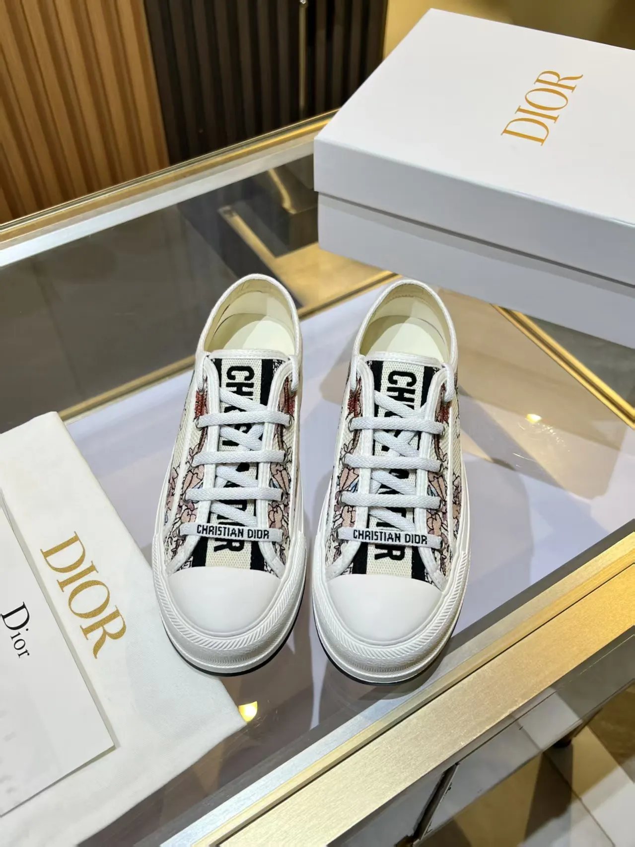 👟👟Ex-factory price 520👟👟 Walk‘n’Dior embroidered mid-top casual shoes are new in 2025. On the fashion stage, Dior embroidered shoes are the well-deserved protagonist. Delicate stitching is used on the upper, every stitch is devoted to the craftsman's efforts, and every thread is woven with artistic poetry. From complex floral patterns to smart geometric textures, embroidery is like the magic that gives shoes life, allowing them to show dynamic beauty even in static conditions.   Wearing Dior embroidered shoes feels like stepping into a dream world full of art. It is not only a pair of shoes, but also a walking piece of art that perfectly integrates fashion and culture. Whether you are strolling on the bustling city streets or attending important social occasions, Dior embroidered shoes can add unique charm to your style and become the focus of everyone's attention.   Choosing Dior embroidered shoes means choosing a persistent pursuit of quality and a unique understanding of fashion. Let it accompany you through every wonderful moment and leave your own fashion mark.  Material: Sheepskin lining, feet, silk cowhide, size 35-41, heel height 5cm